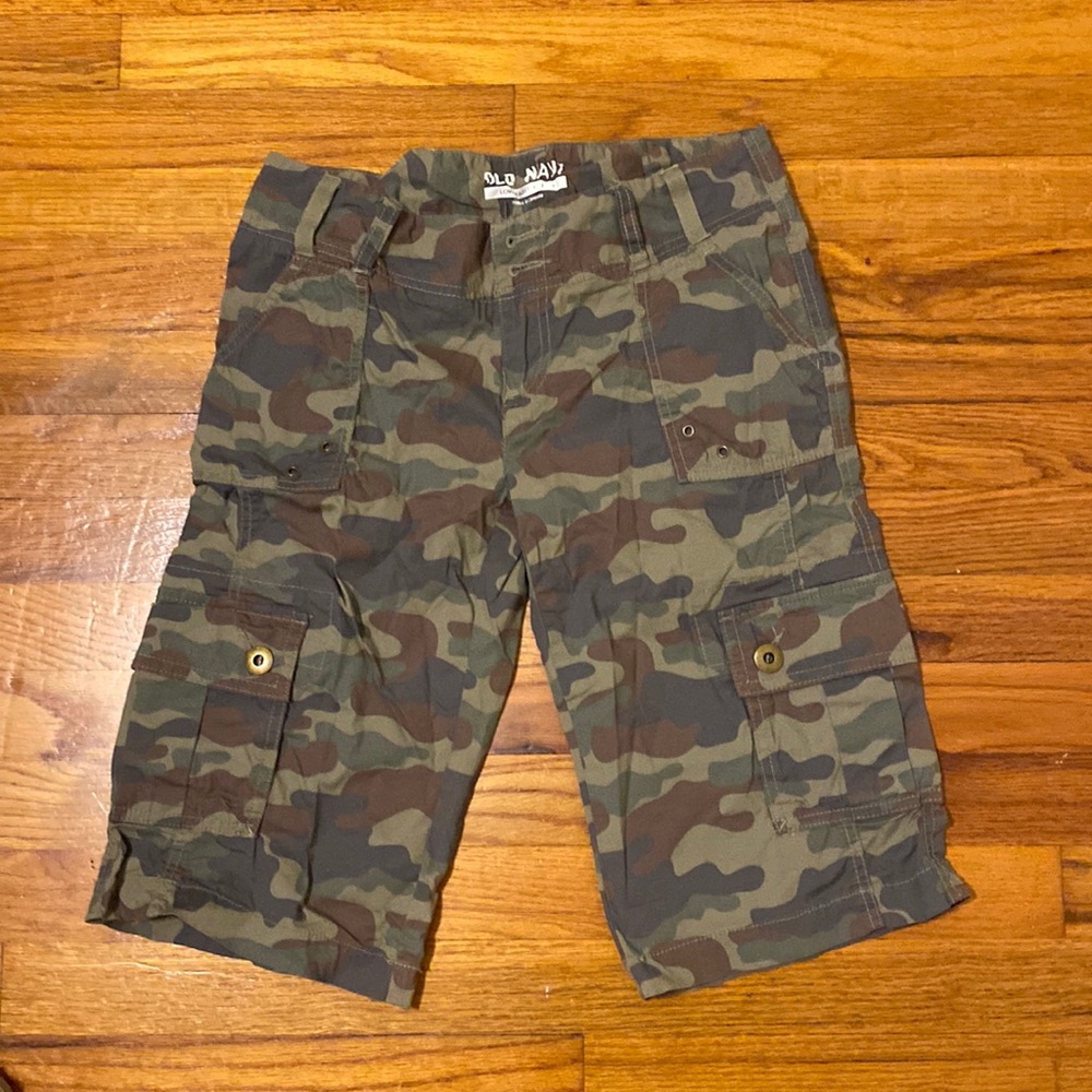 Old Navy Low Waist / Rise Y2K Camouflage Camo Cargo Shorts, size 1.